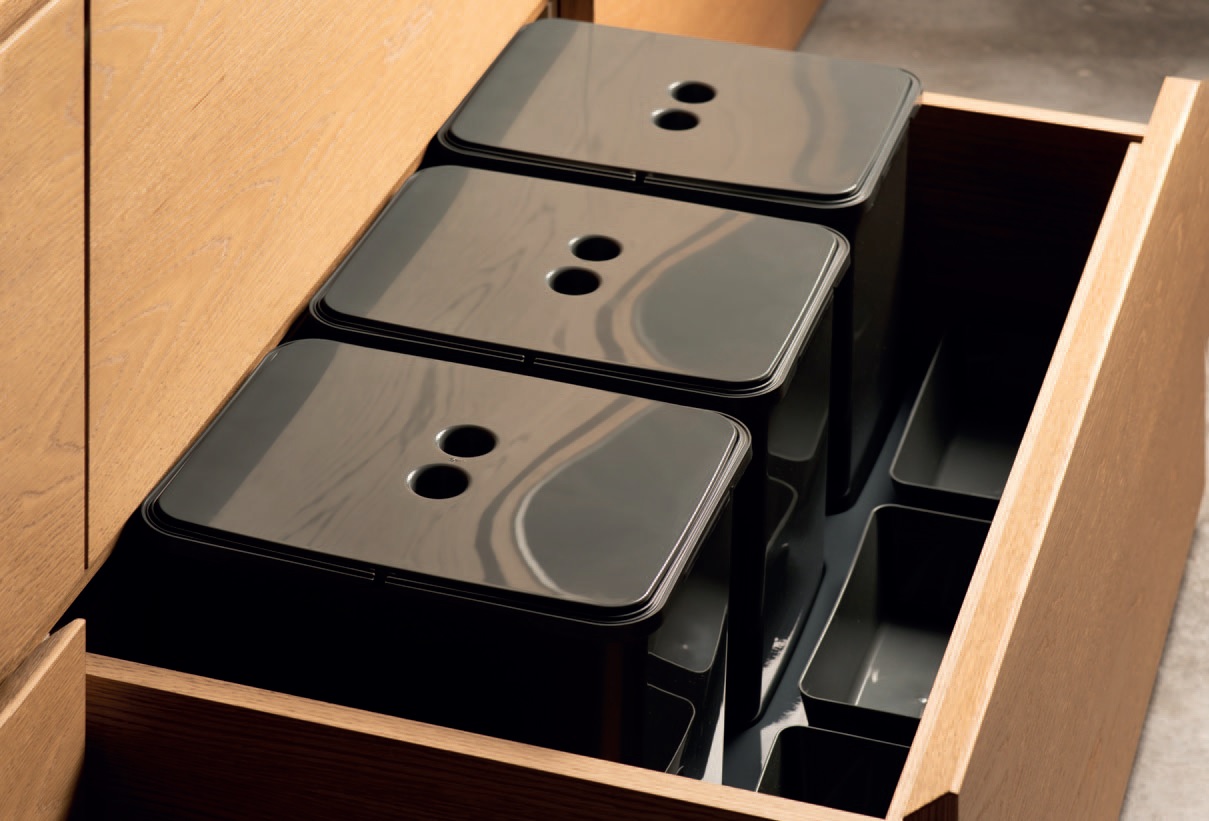 Abfallsammler / Organisationsbox universell für 75/80er Auszug, 3 x 16 Liter, H = 300 mm Abfallsammler / Organisationsbox universell für 75/80er Auszug, 3 x 16 Liter, H = 300 mm